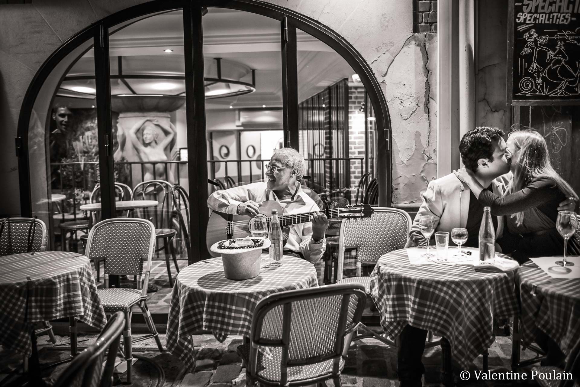 Paris photo scène rue amoureux musique terrasse