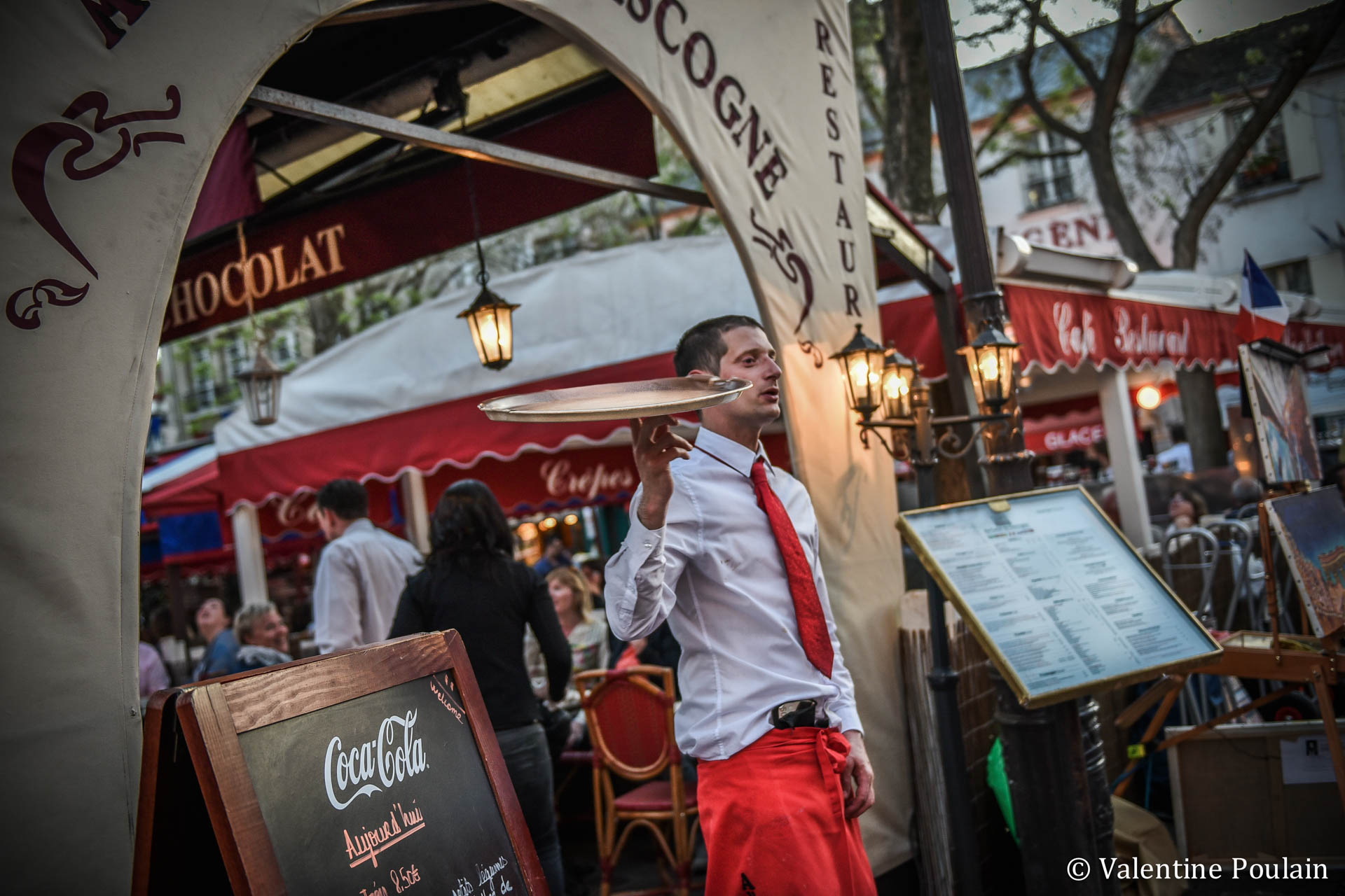 Paris photo serveur Montmartre - Valentine Poulain
