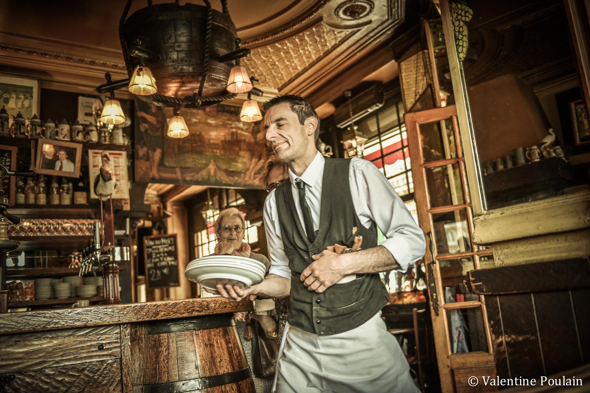 Paris photo serveur ancienne brasserie - Valentine Poulain