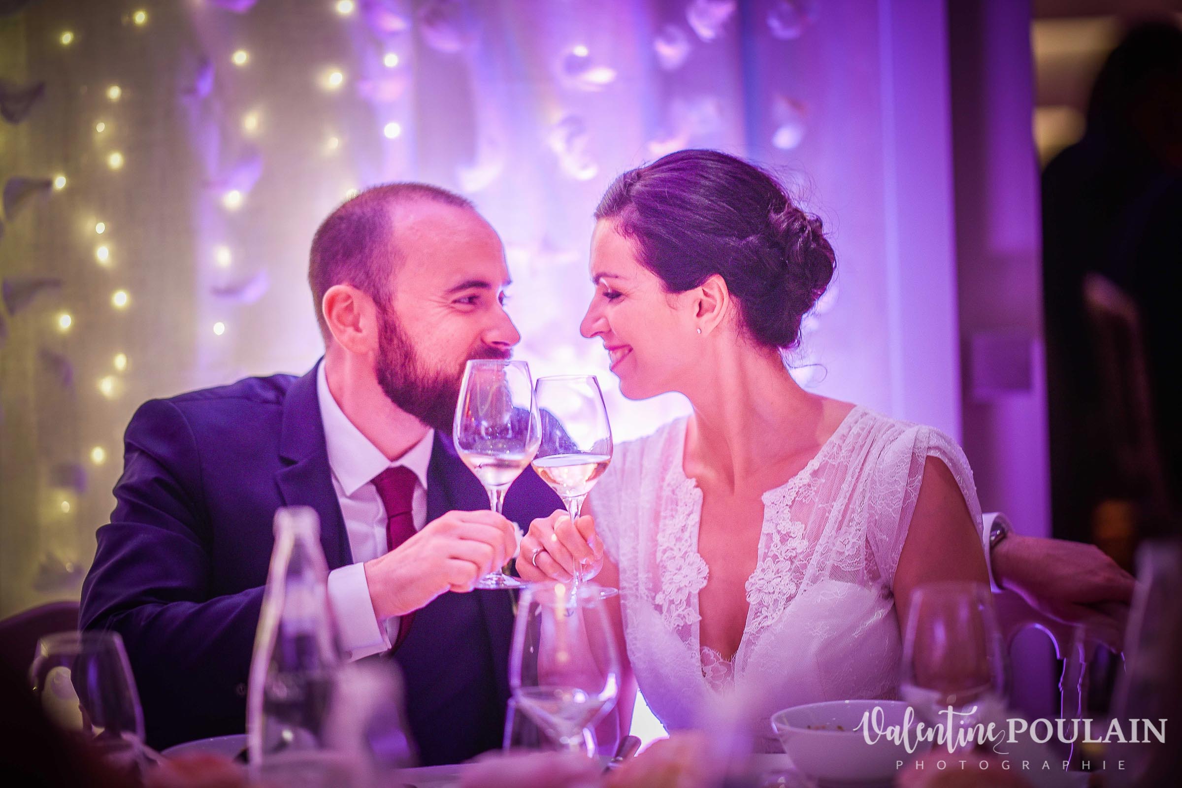 Mariage bohème déco soirée couple trinquer