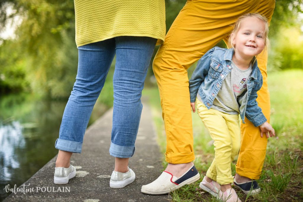 Famille sourires jaune portrait