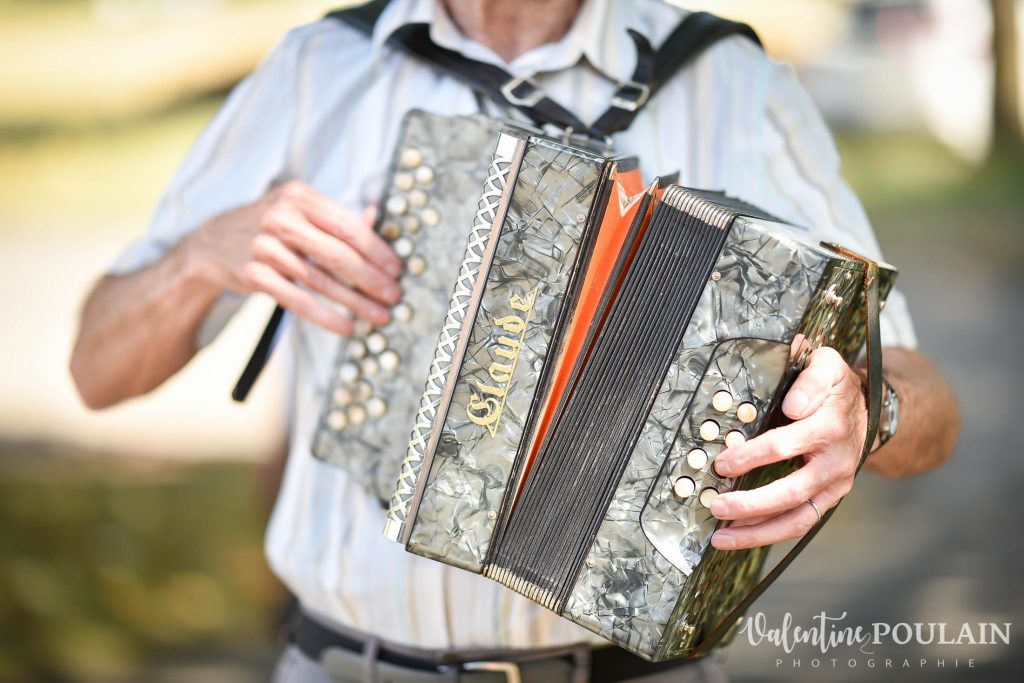 Mariage champêtre cérémonie laïque extérieure accordéon