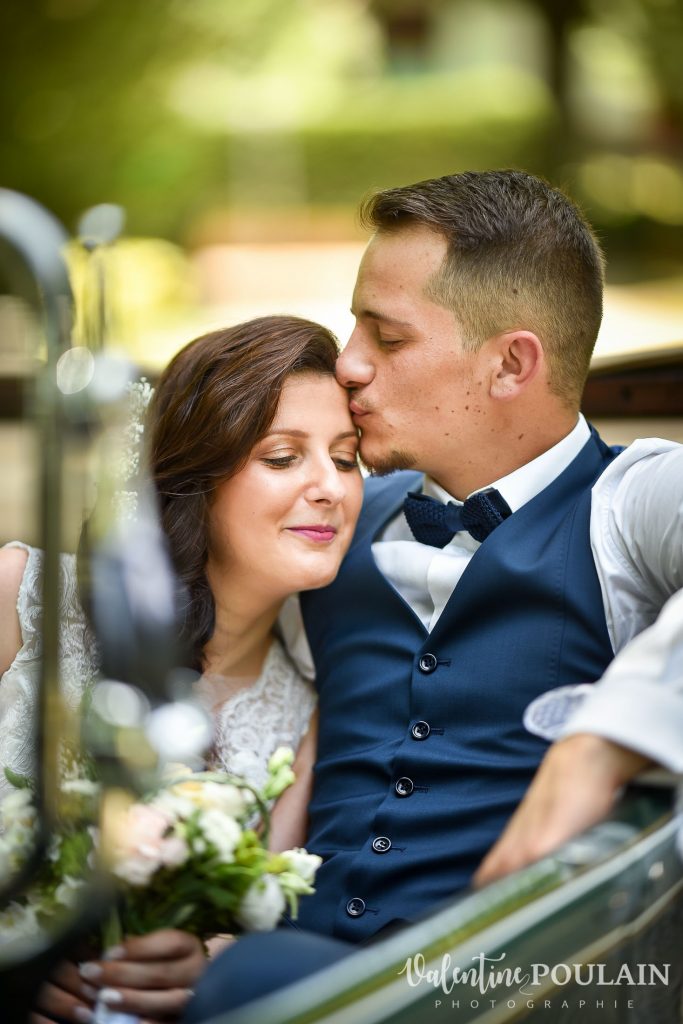 Mariage champêtre cérémonie laïque extérieure bisous 