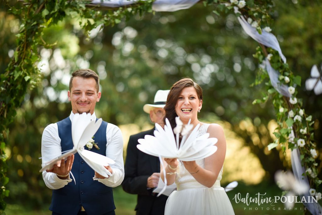 Mariage champêtre cérémonie laïque extérieure rires