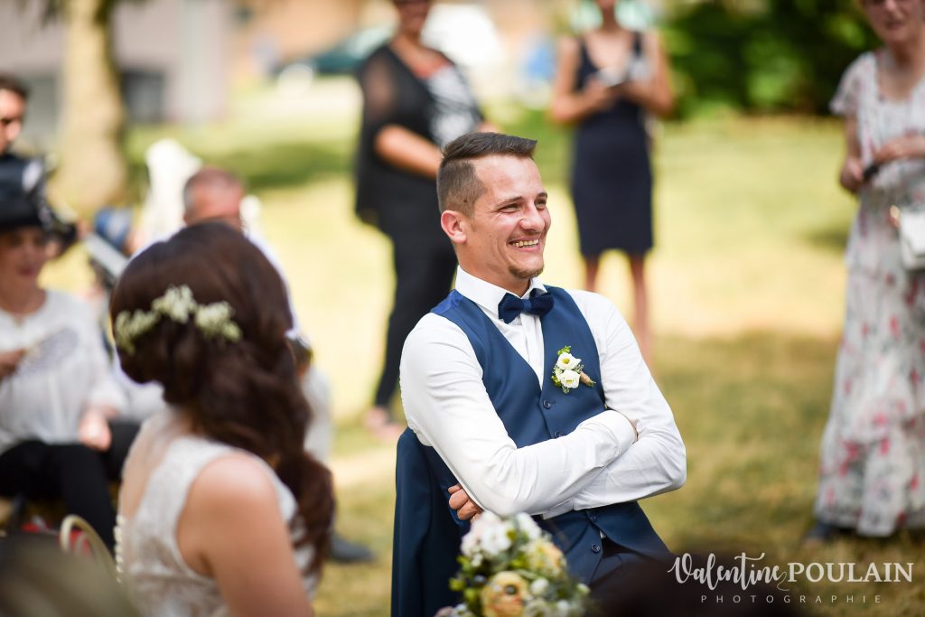Mariage champêtre cérémonie laïque extérieure rires