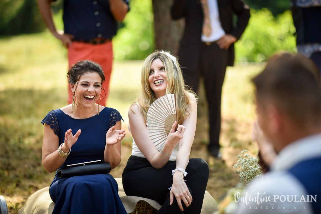 Mariage champêtre cérémonie laïque extérieure rires