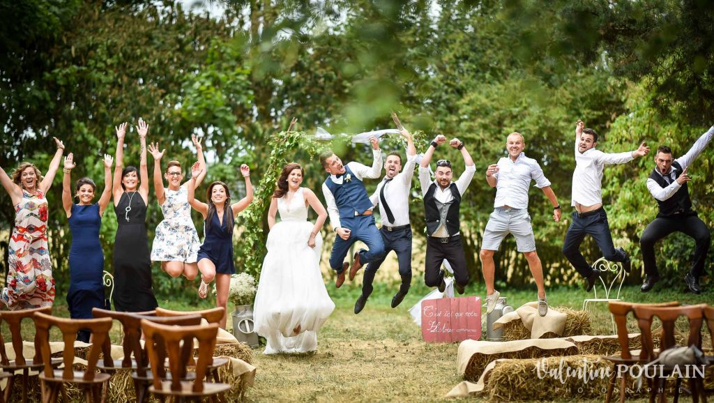 Mariage champêtre cérémonie laïque extérieure saut