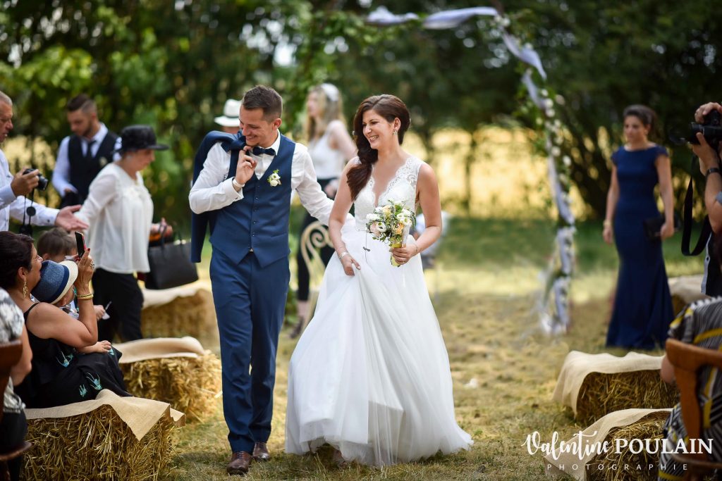 Mariage champêtre cérémonie laïque extérieure sortie