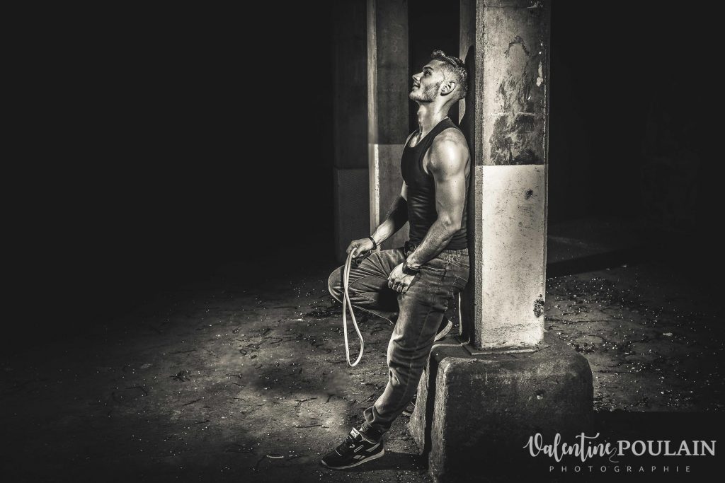 Shooting fitness musculation pose - Valentine Poulain