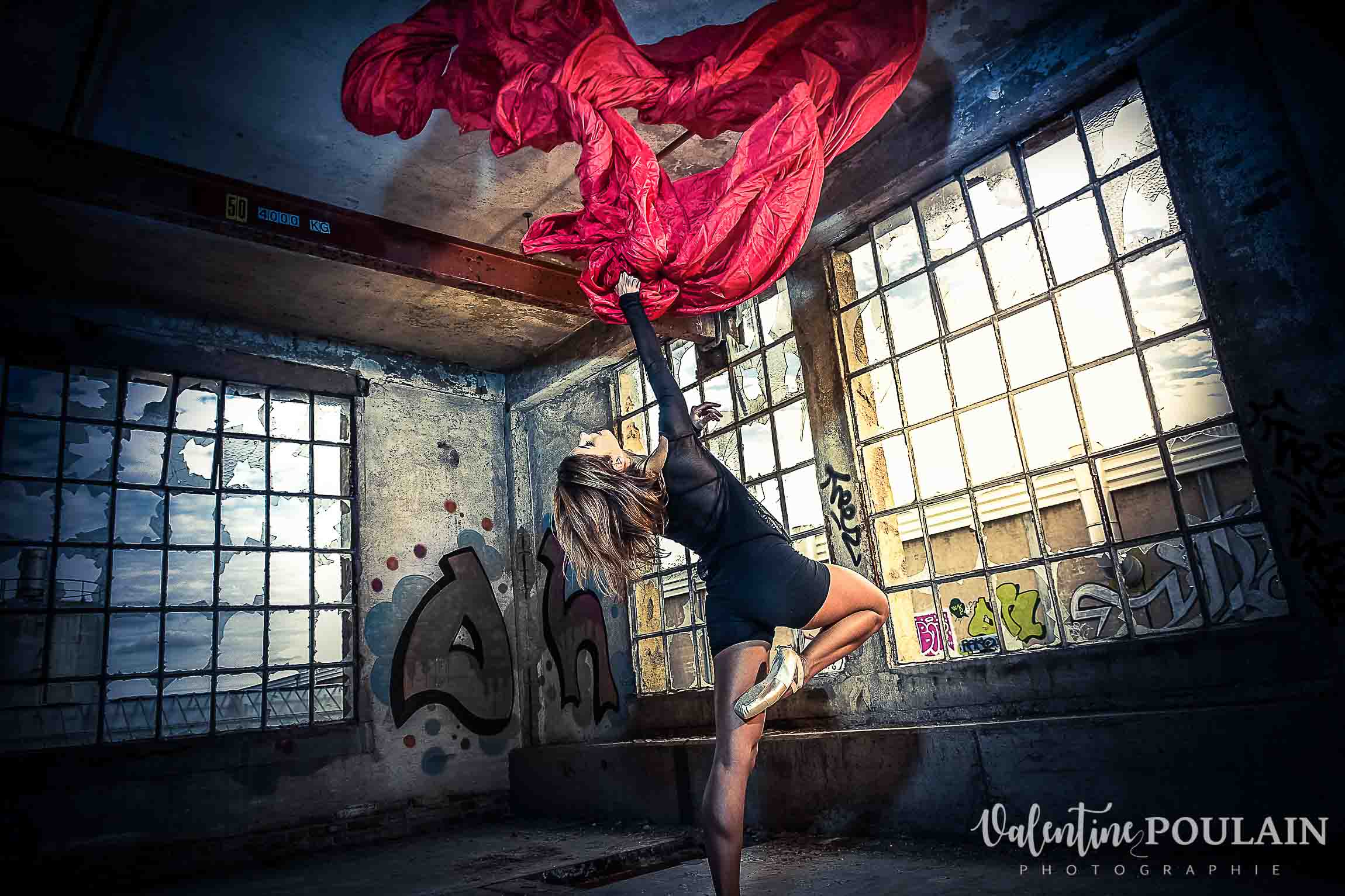 Drap rouge danse