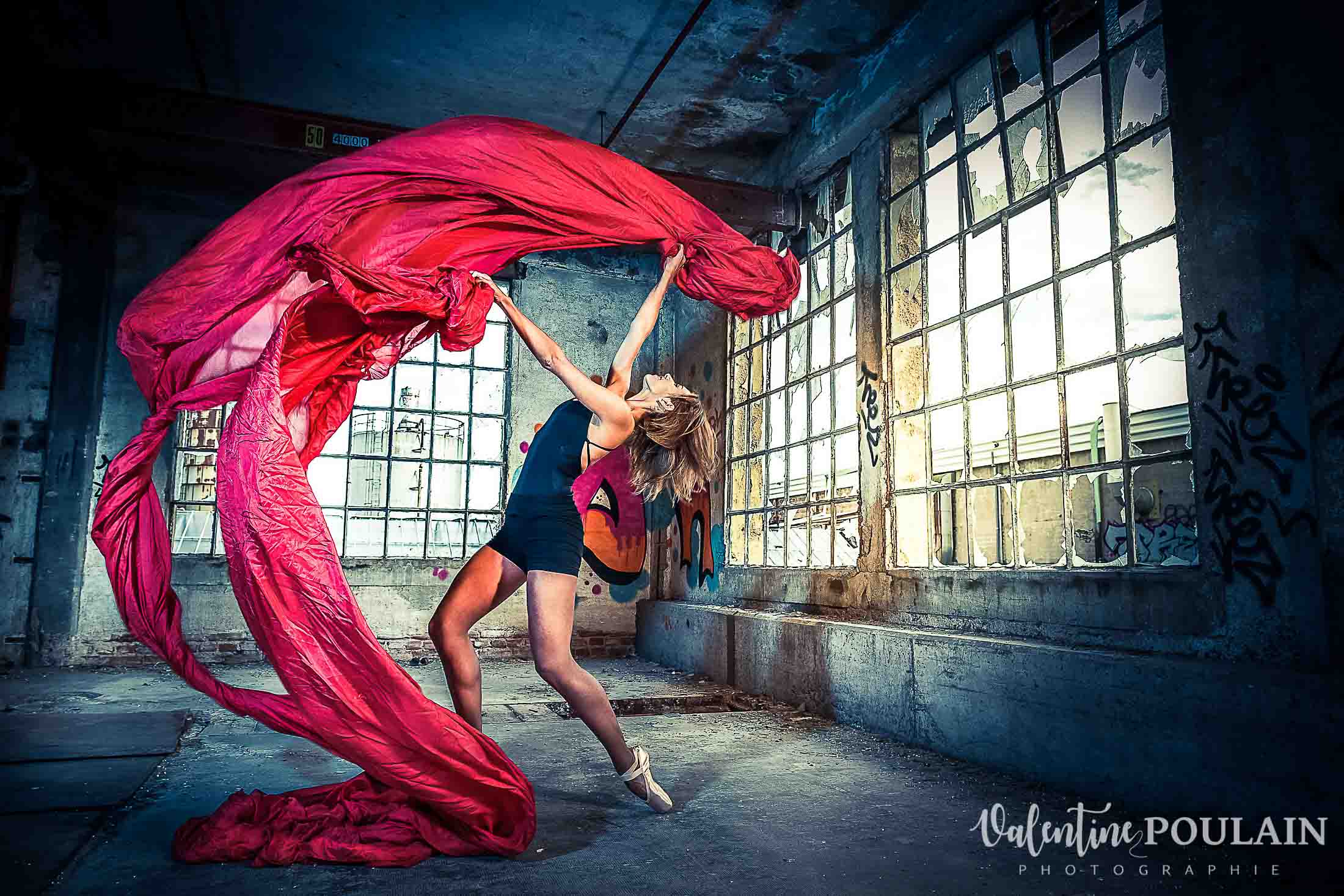 Shooting danseuse classique Justine drap rouge pointes