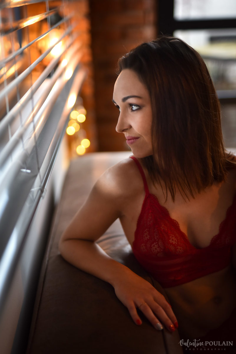 Boudoir lingerie rouge fenetre - Valentine Poulain