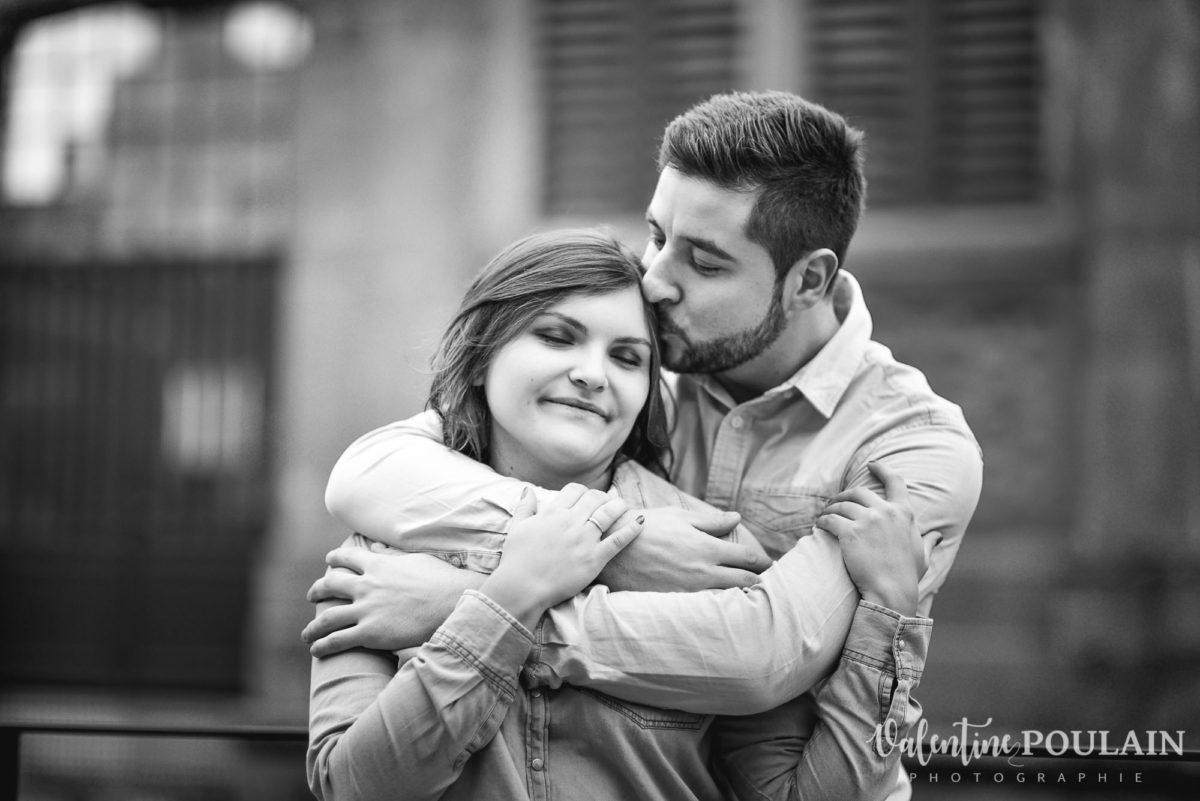 Shooting couple jeux enfants Colmar - Valentine-Poulain câlin