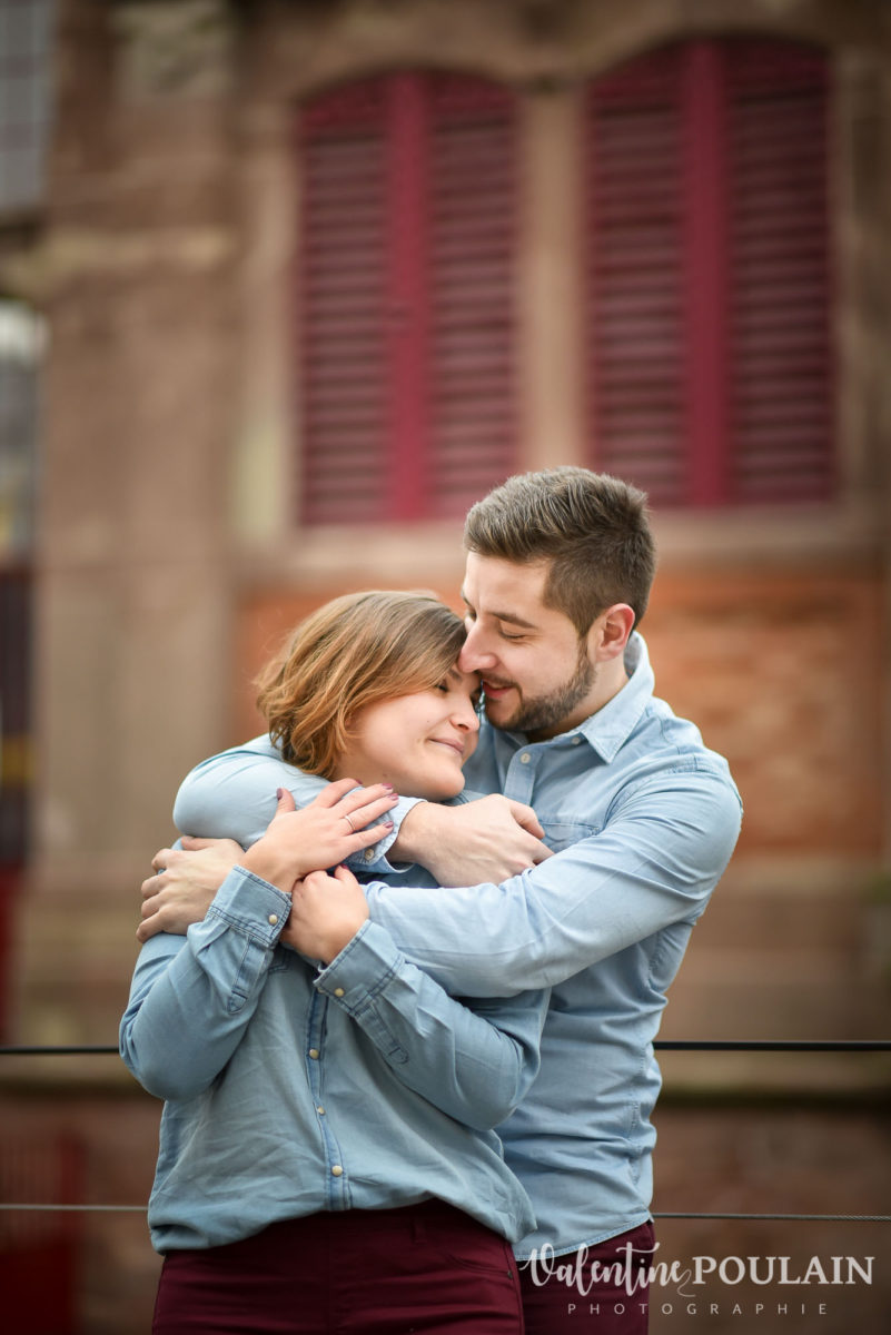 Shooting couple jeux enfants Colmar - Valentine-Poulain câliner