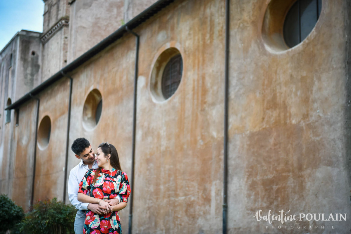 Shooting couple demande mariage Rome mur