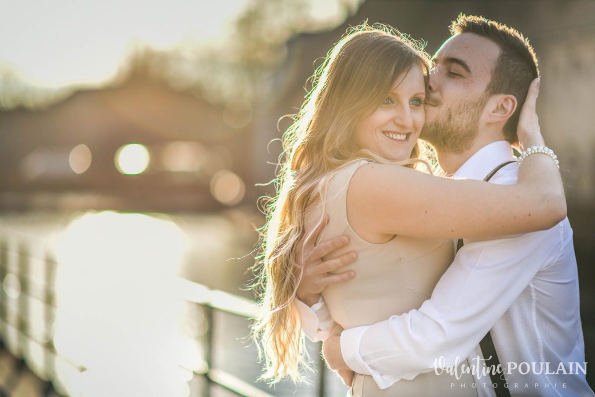 Shooting engagement demande mariage coucher embrasser