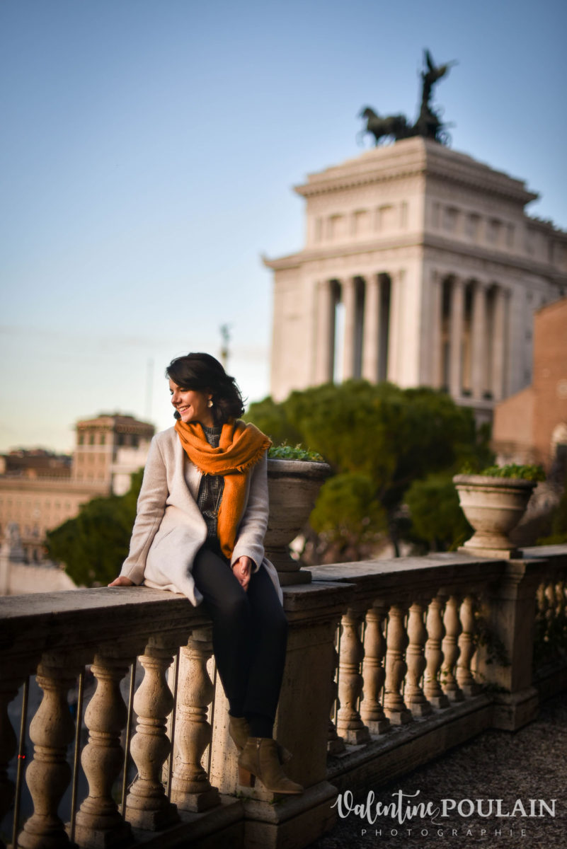 Shooting portrait Silvene Rome Créatrice balcon vertical