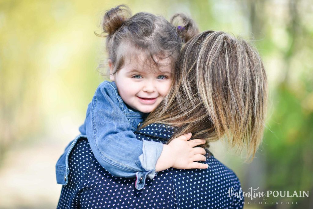 Shooting famille 4 générations femmes câlin