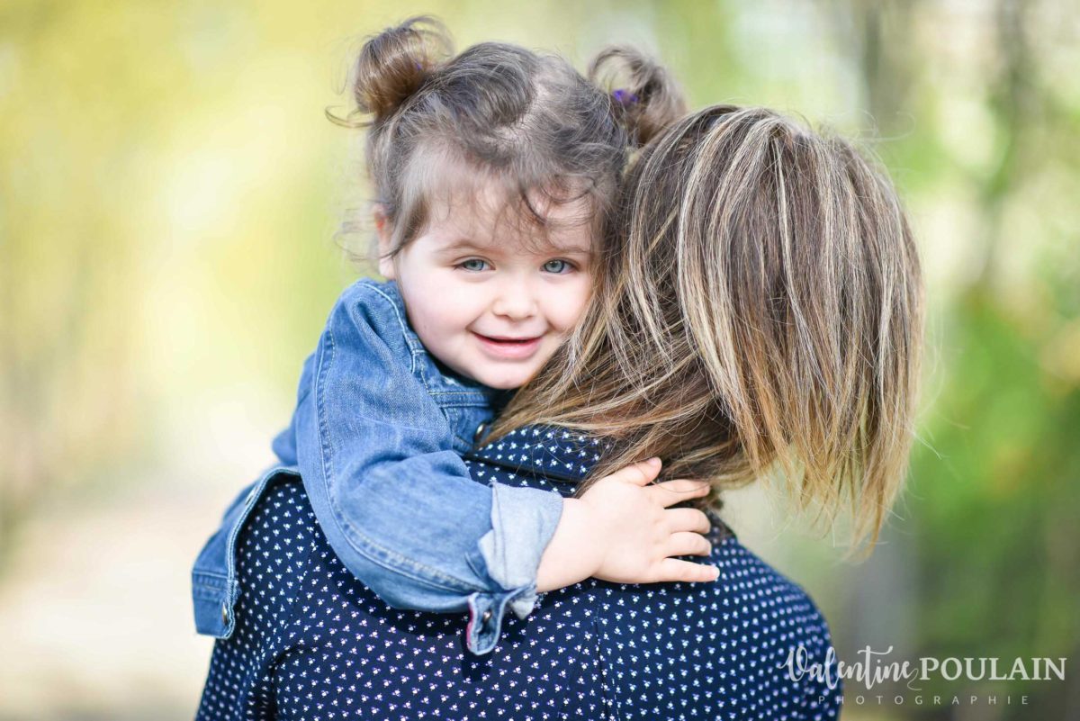 Shooting famille 4 générations femmes câlin