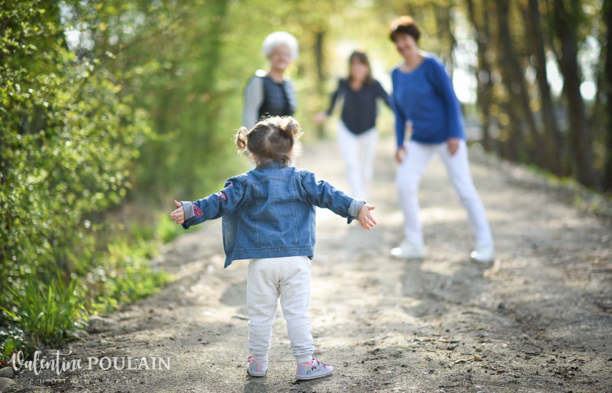 Shooting famille 4 générations femmes câlins