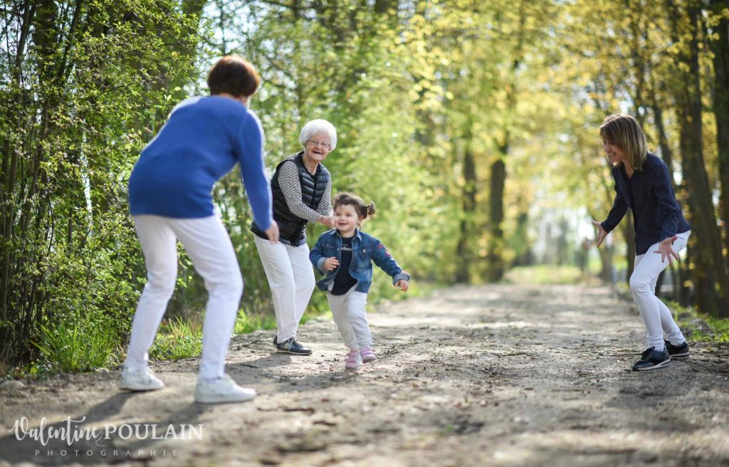 Shooting famille 4 générations femmes courir