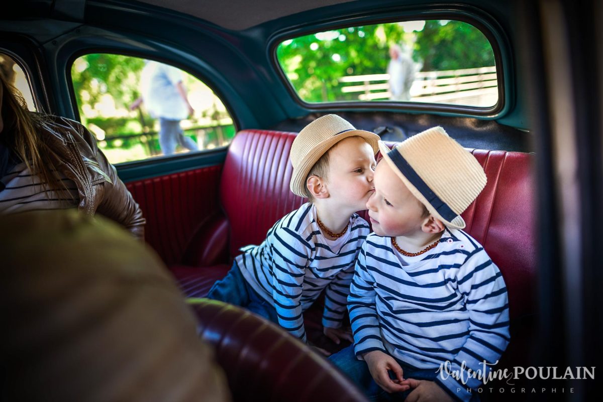 Shooting famille voiture ancienne fiat 500 bisou
