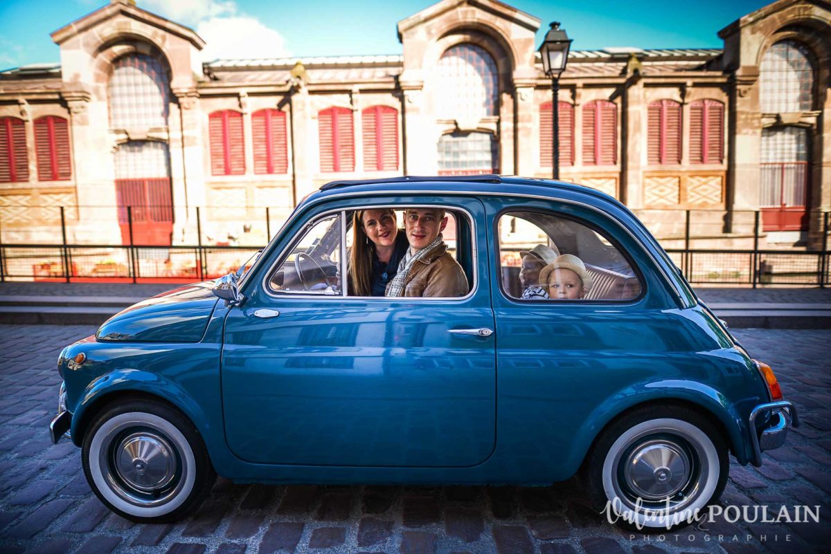 Shooting famille voiture ancienne fiat 500 entière