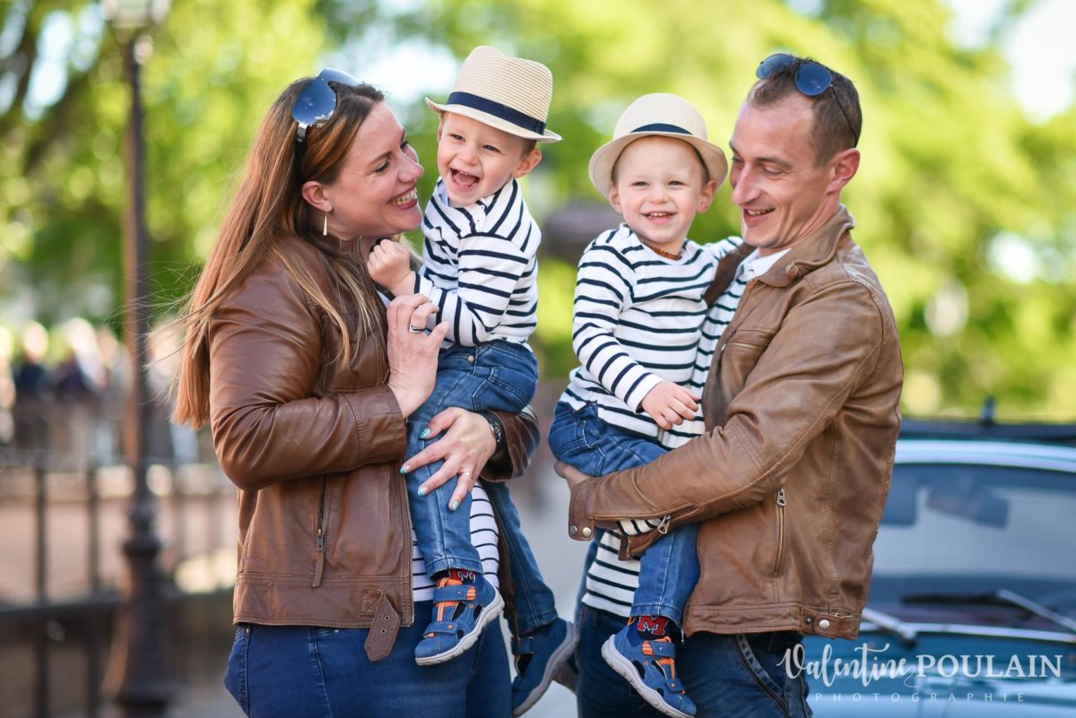 Shooting famille voiture ancienne fiat 500 jumeaux