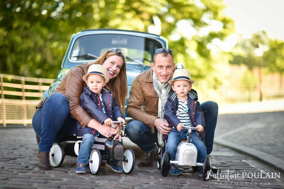 Shooting famille voiture ancienne fiat 500 sun