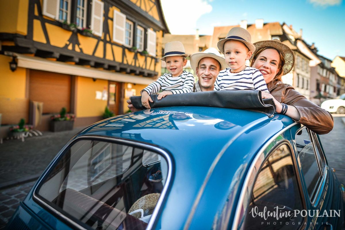Shooting famille voiture ancienne fiat toit