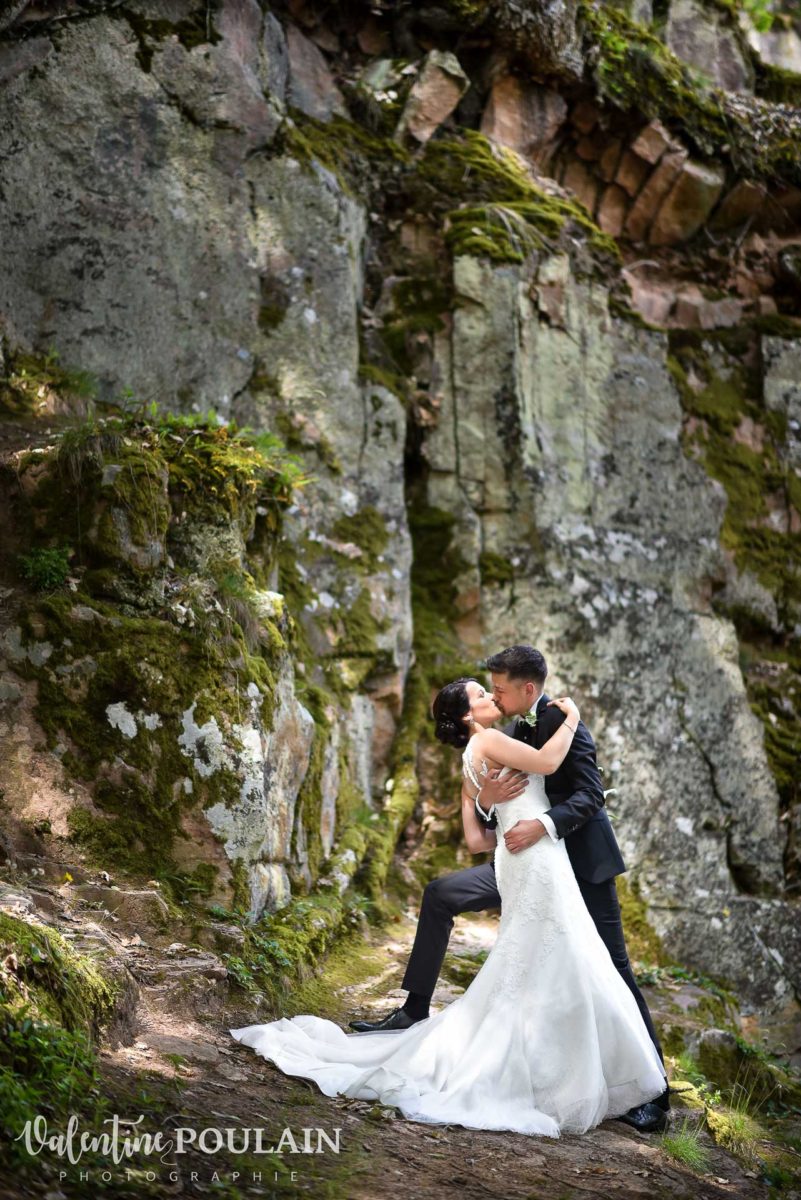 Mariage couple roches falaises - Valentine Poulain
