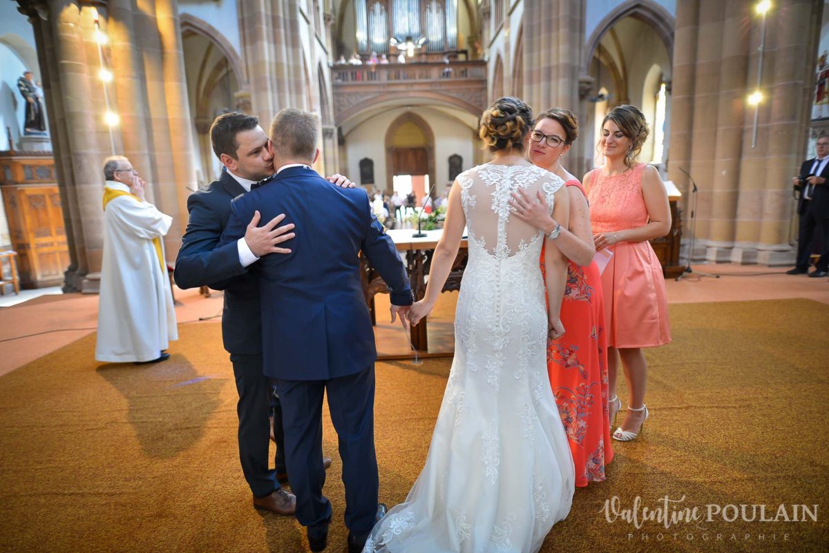 Mariage émotions famille enlacade Moosch - Valentine Poulain