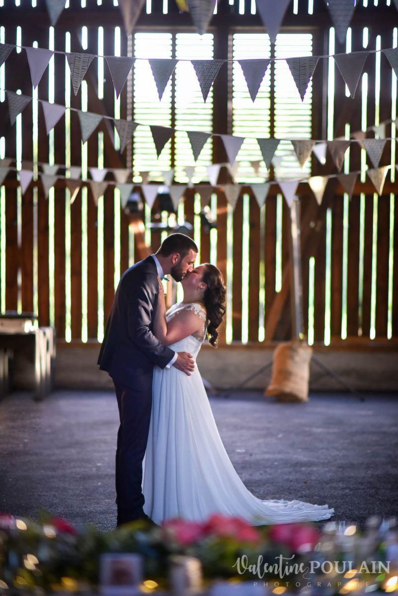 Mariage grange - Valentine Poulain - baiser