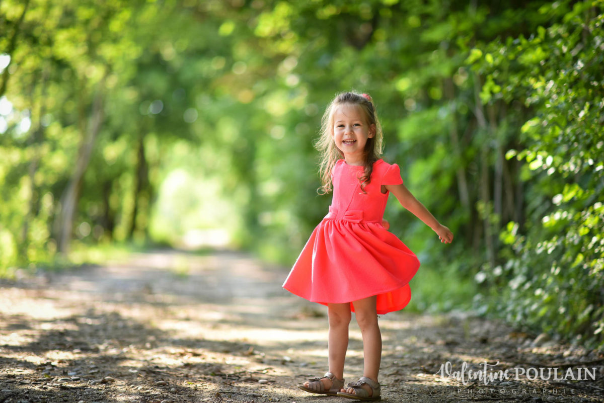 Séance famille grossesse couleur rose nature fille