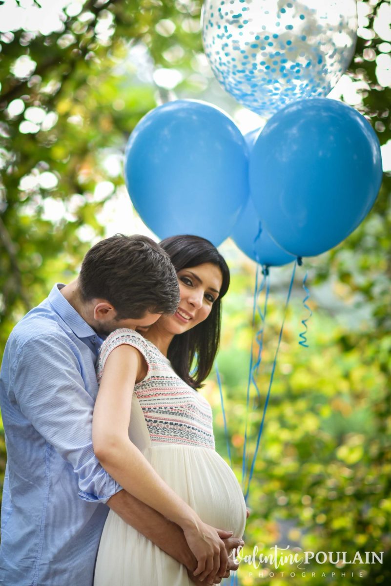 Couple grossesse ballons bleus