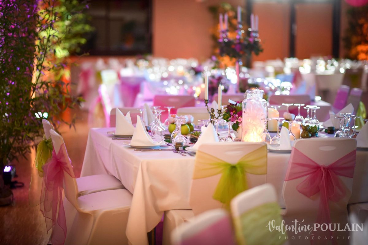 Mariage joyeux vert rose table - Valentine Poulain