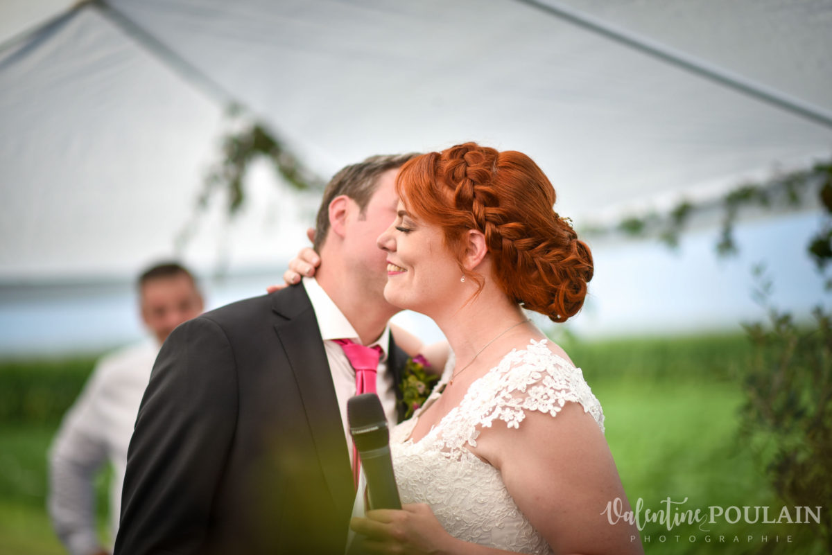 Mariage joyeux vert rose bisous joue- Valentine Poulain