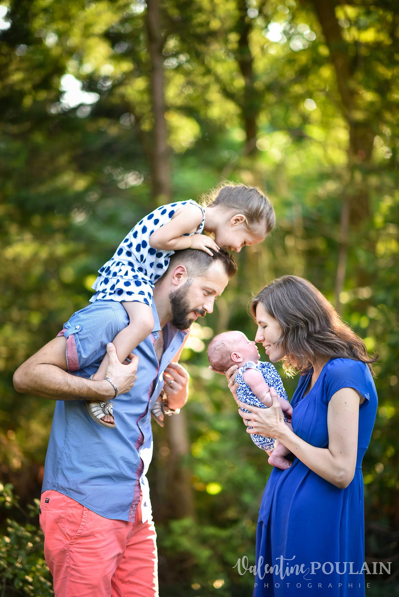 Shooting famille petites filles curieuse - Valentine Poulain