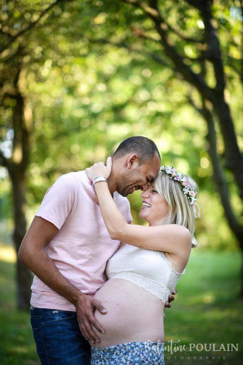 Shooting grossesse nature rires - Valentine Poulain