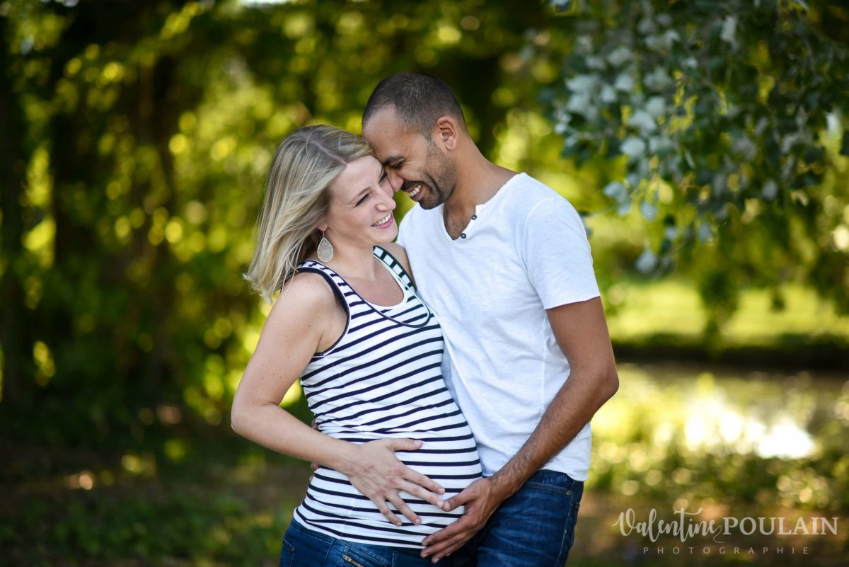 Shooting grossesse nature smiles - Valentine Poulain