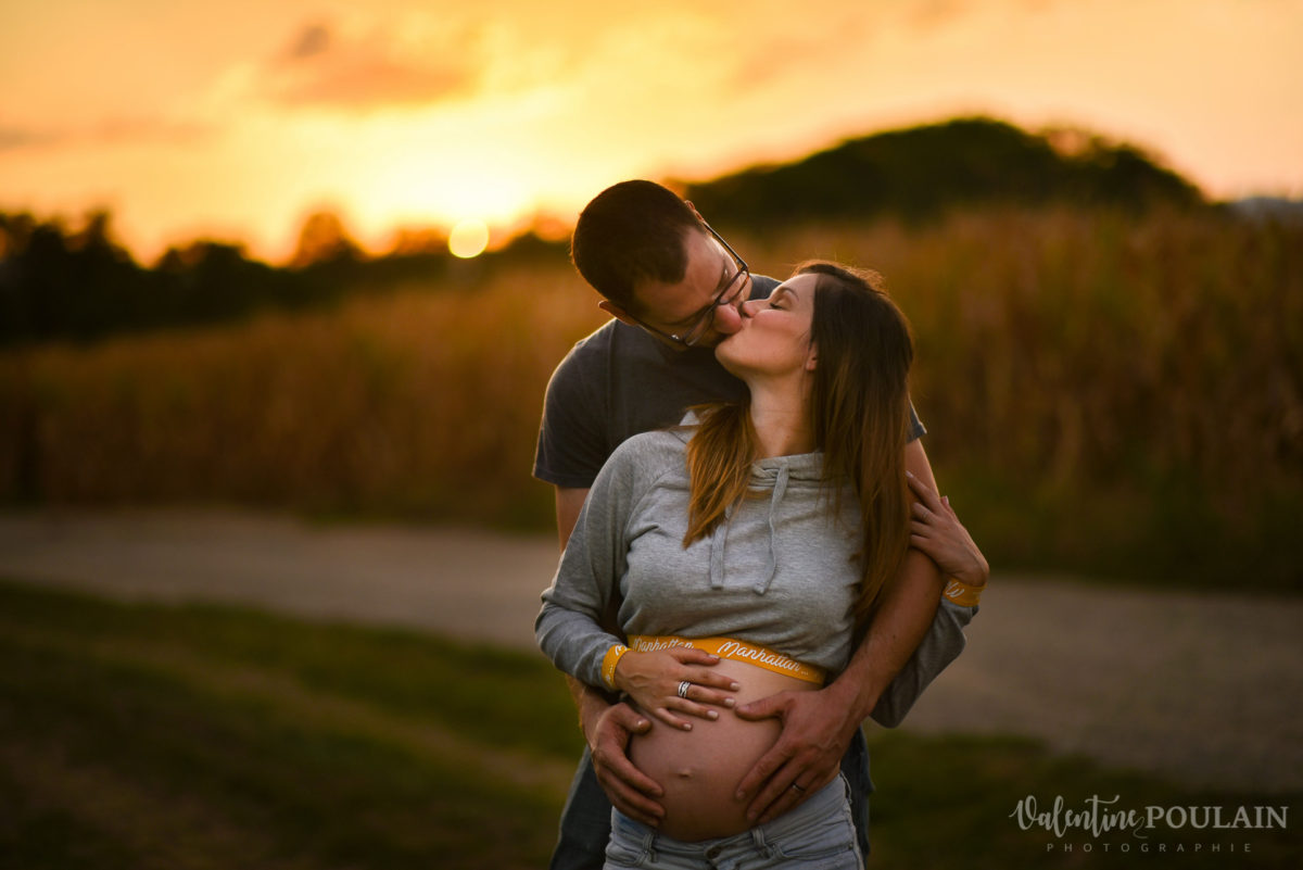 Grossesse coucher soleil Alsace bisou - Valentine Poulain
