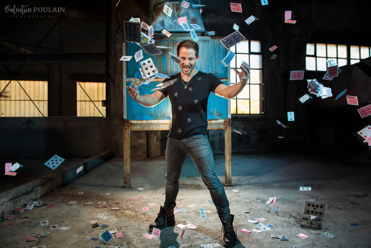 Shooting photo Eric Borner magicien - Valentine-Poulain cartes volent
