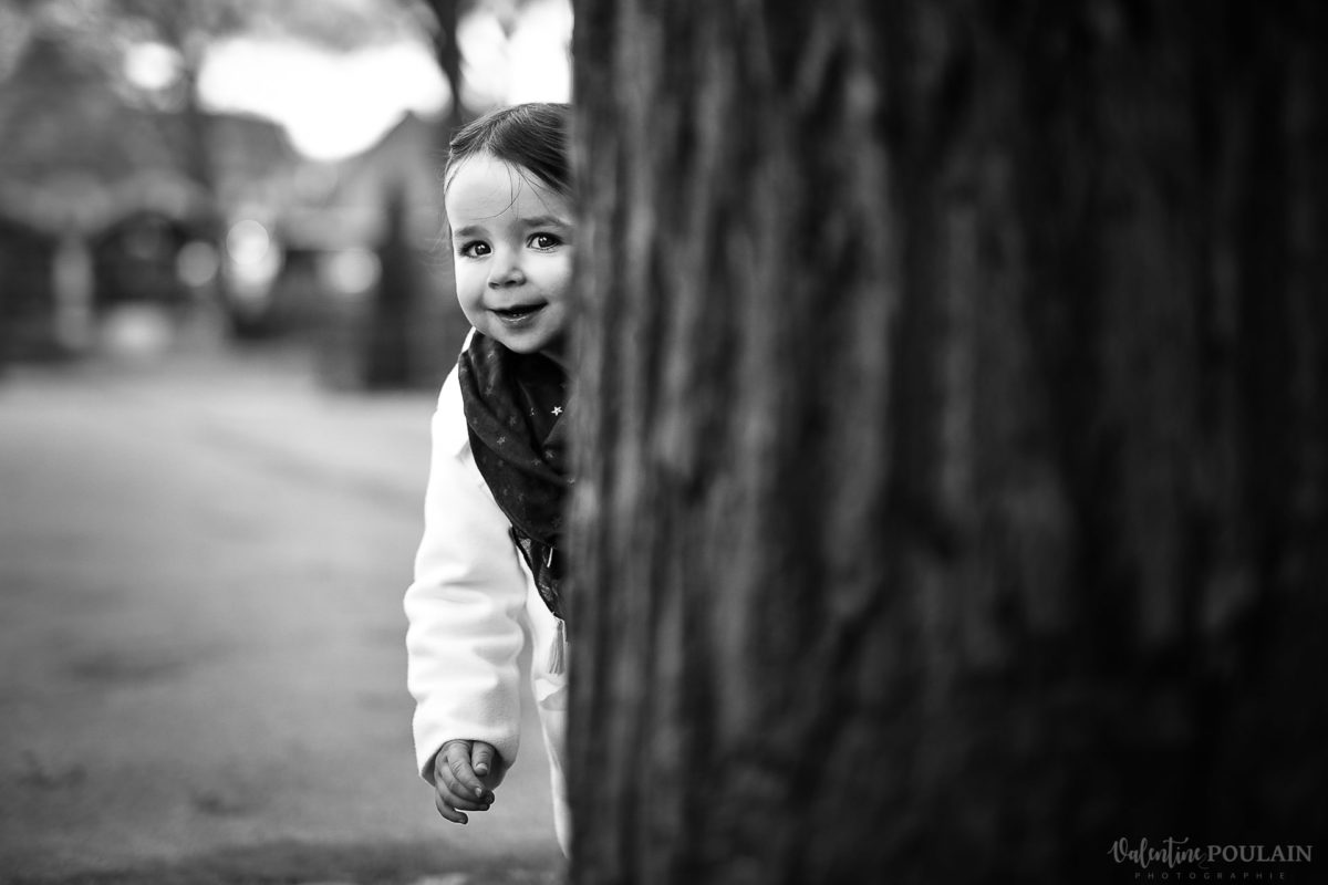 Portrait noir blanc fillette - Valentine Poulain