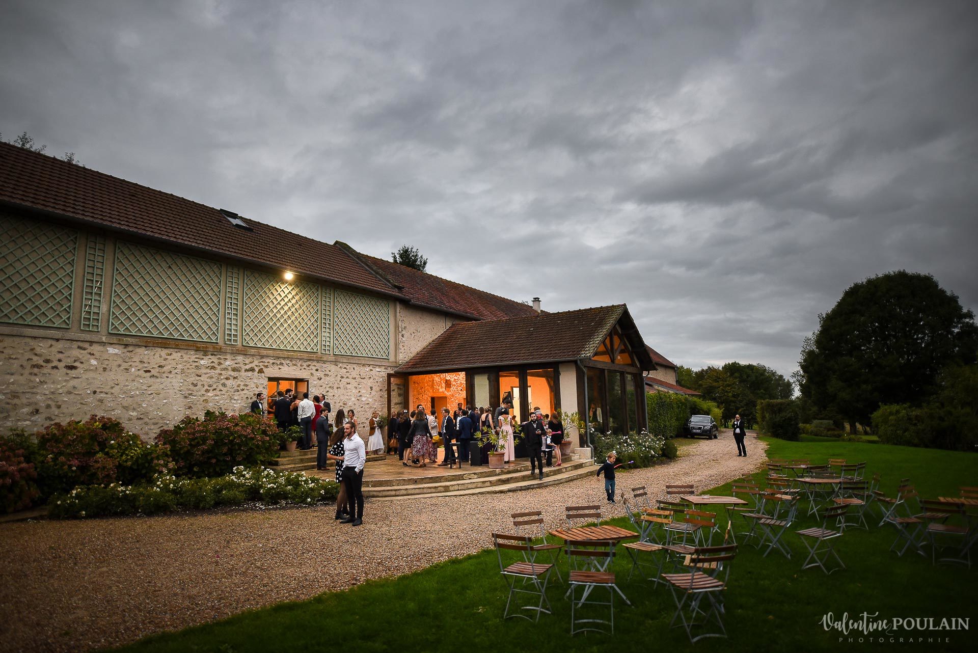 Mariage lieu insolite Paris -Valentine Poulain Domaine de Brunel vin d'honneur
