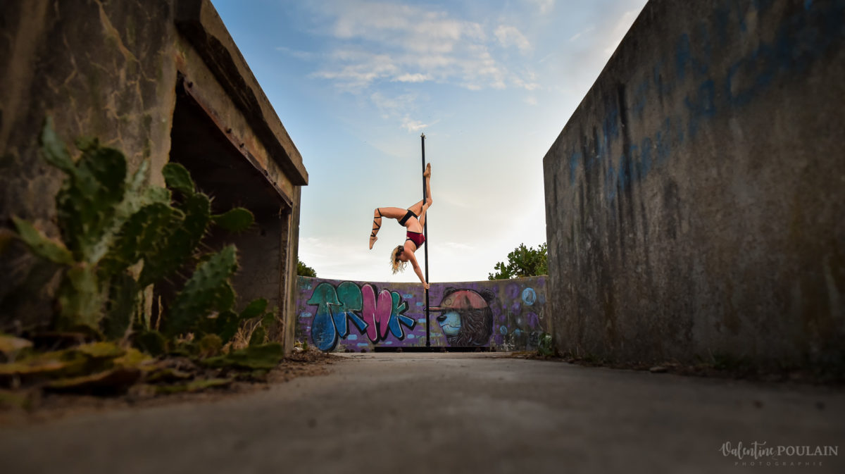 Shooting pole dance Corse Portrait - Valentine Poulain pose