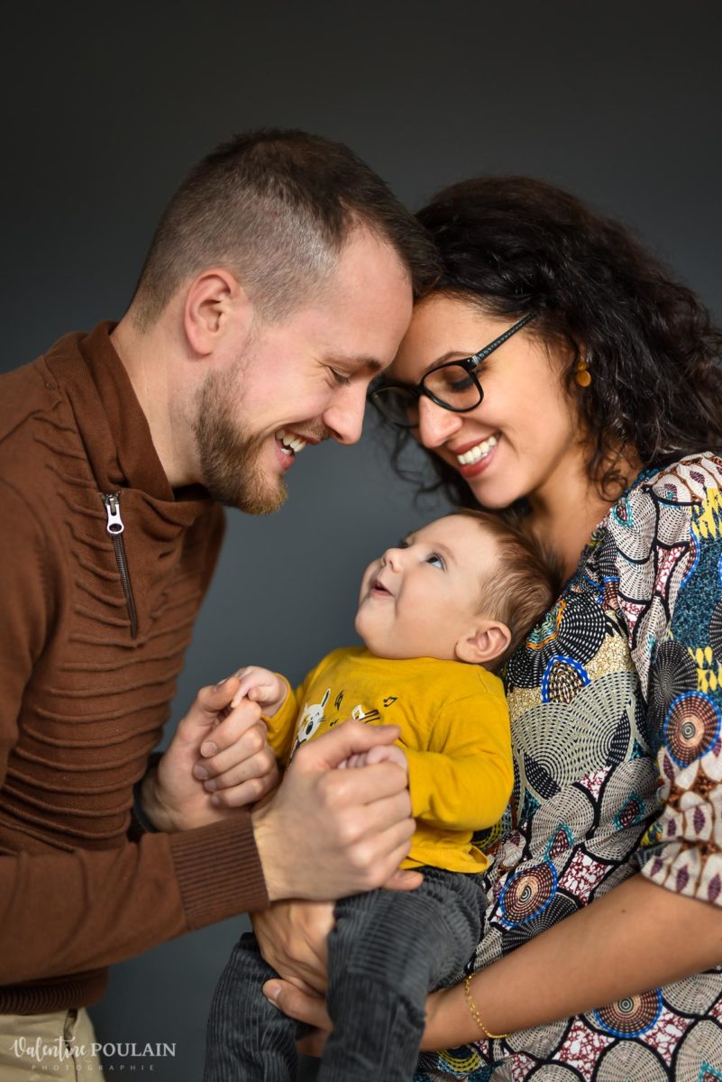 famille studio sourire _ Valentine Poulain
