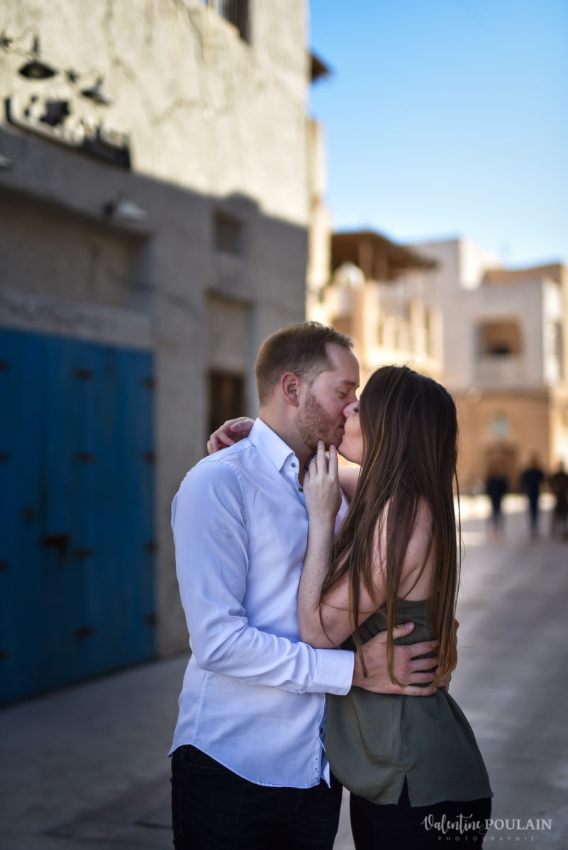 Demande en mariage Désert Dubaï - Valentine Poulain bisou