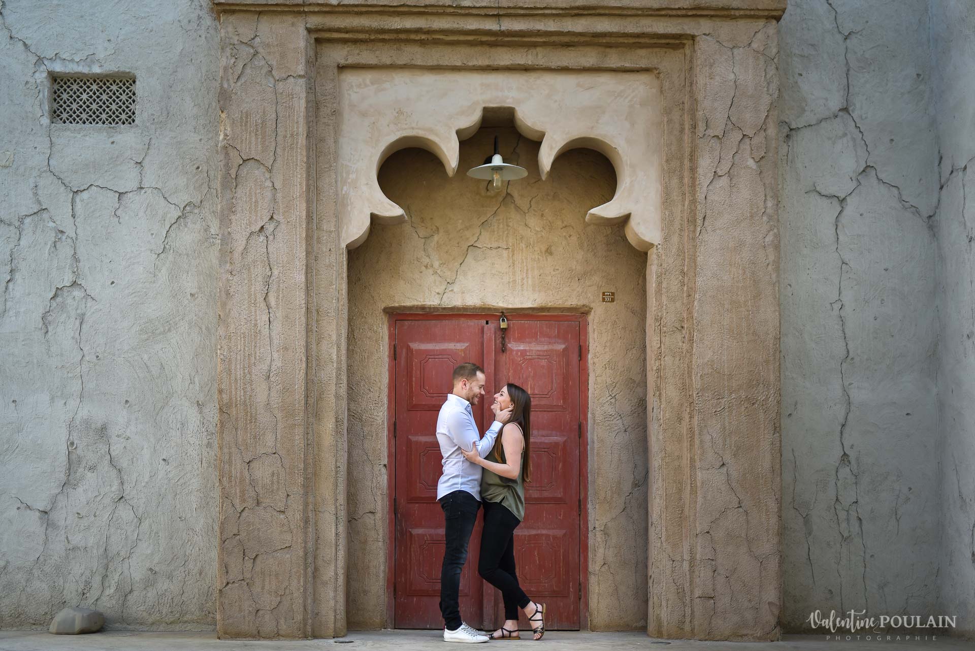 Demande en mariage Désert Dubaï - Valentine Poulain rouge