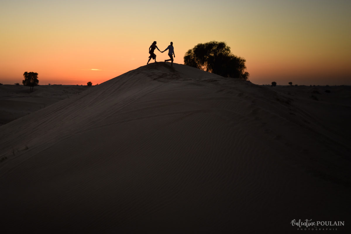 Demande en mariage Désert Dubaï - Valentine Poulain marcher