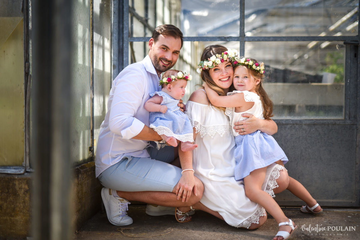 Shooting famille soeurs serre - Valentine Poulain câlin